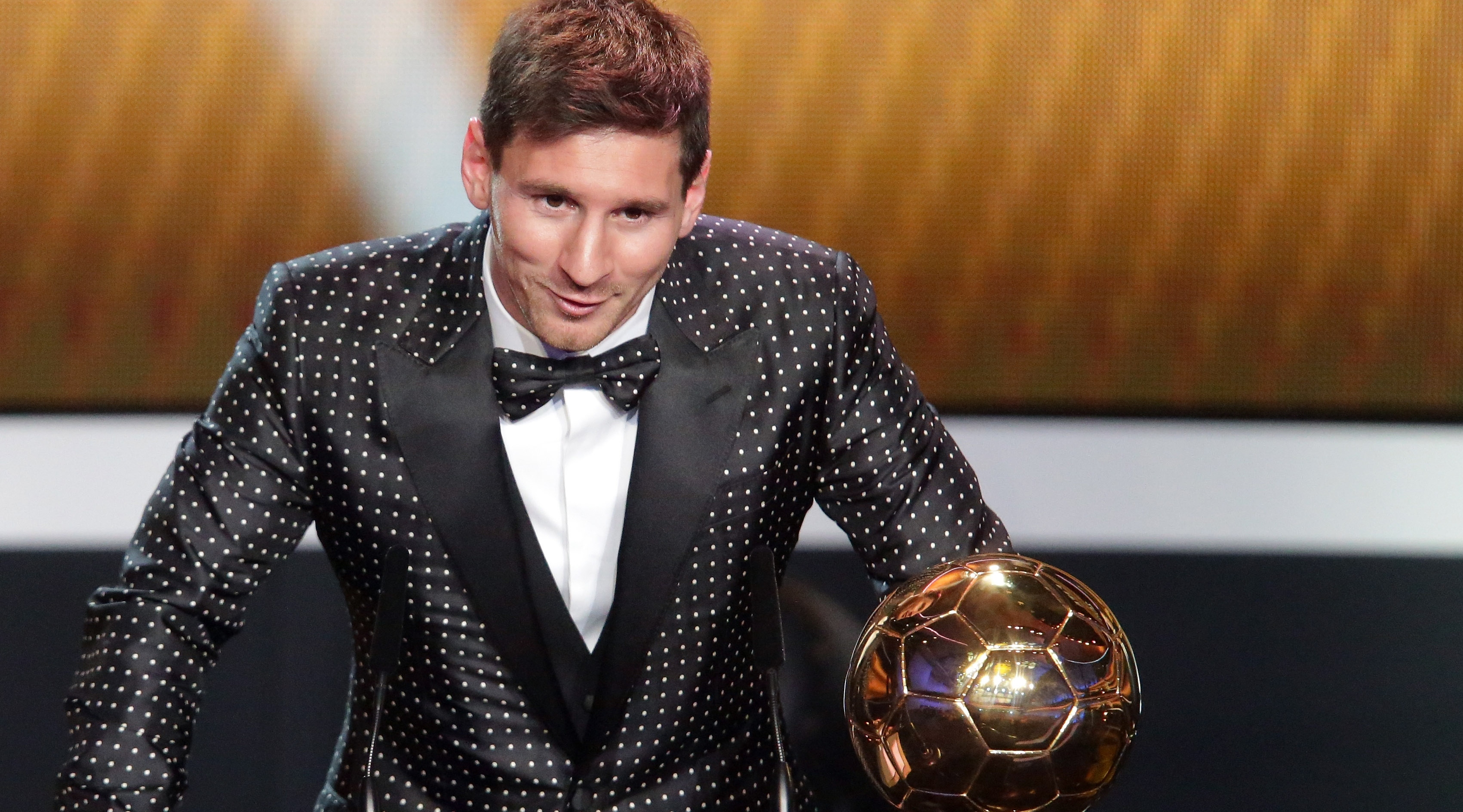 ZURICH, SUISSE - 7 JANVIER : L'Argentin Lionel Messi reçoit le trophée FIFA Ballon d'Or 2012 le 7 janvier 2013 à Zurich, en Suisse.  (Photo de Christof Koepsel/Getty Images)