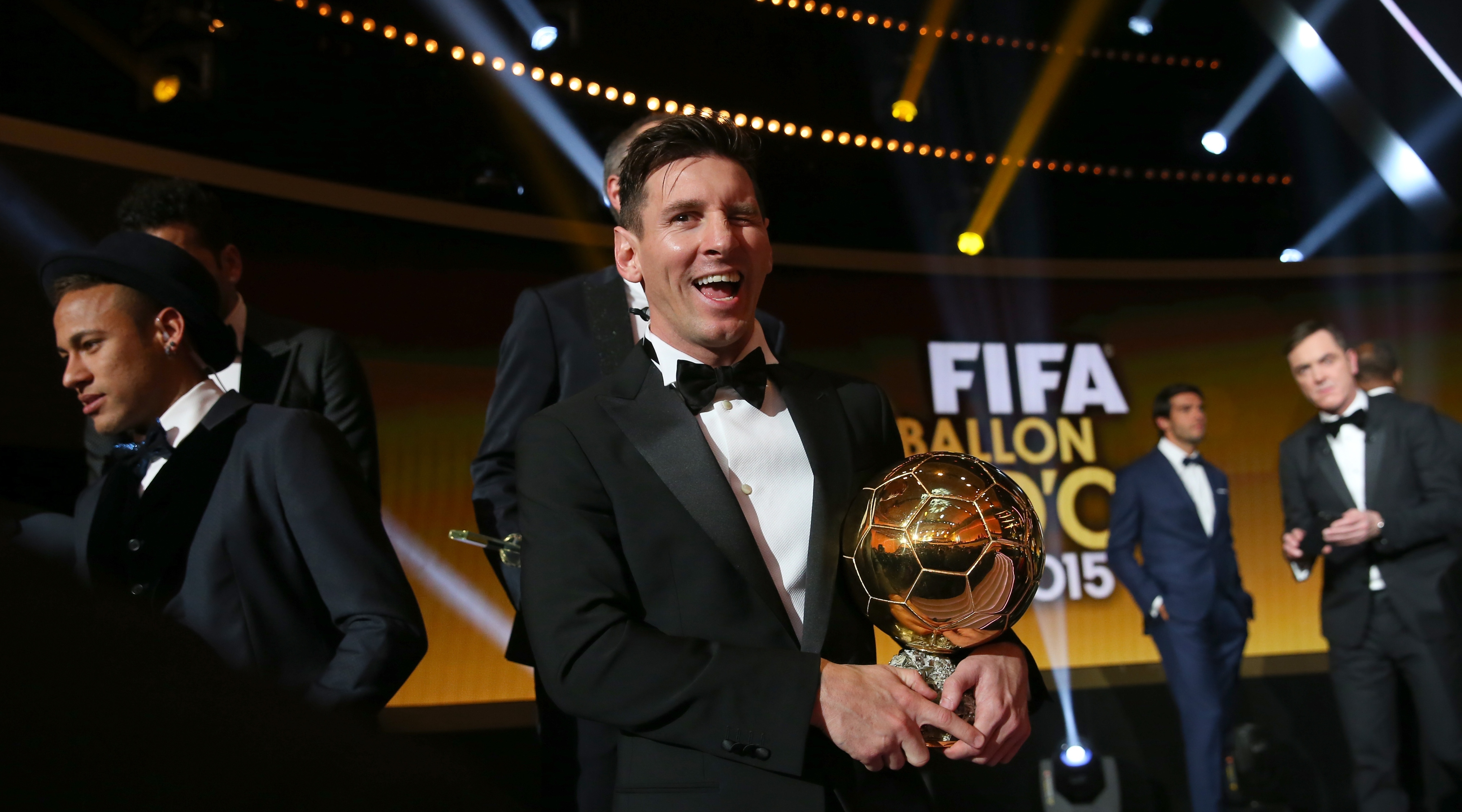 ZURICH, SUISSE - 11 JANVIER : Lionel Messi, vainqueur du FIFA Ballon d'Or d'Argentine et de Barcelone, pose avec son prix après le Gala FIFA Ballon d'Or 2015 au Kongresshaus le 11 janvier 2016 à Zurich, en Suisse.  (Photo d'Alexander Hassenstein - FIFA/FIFA via Getty Images)