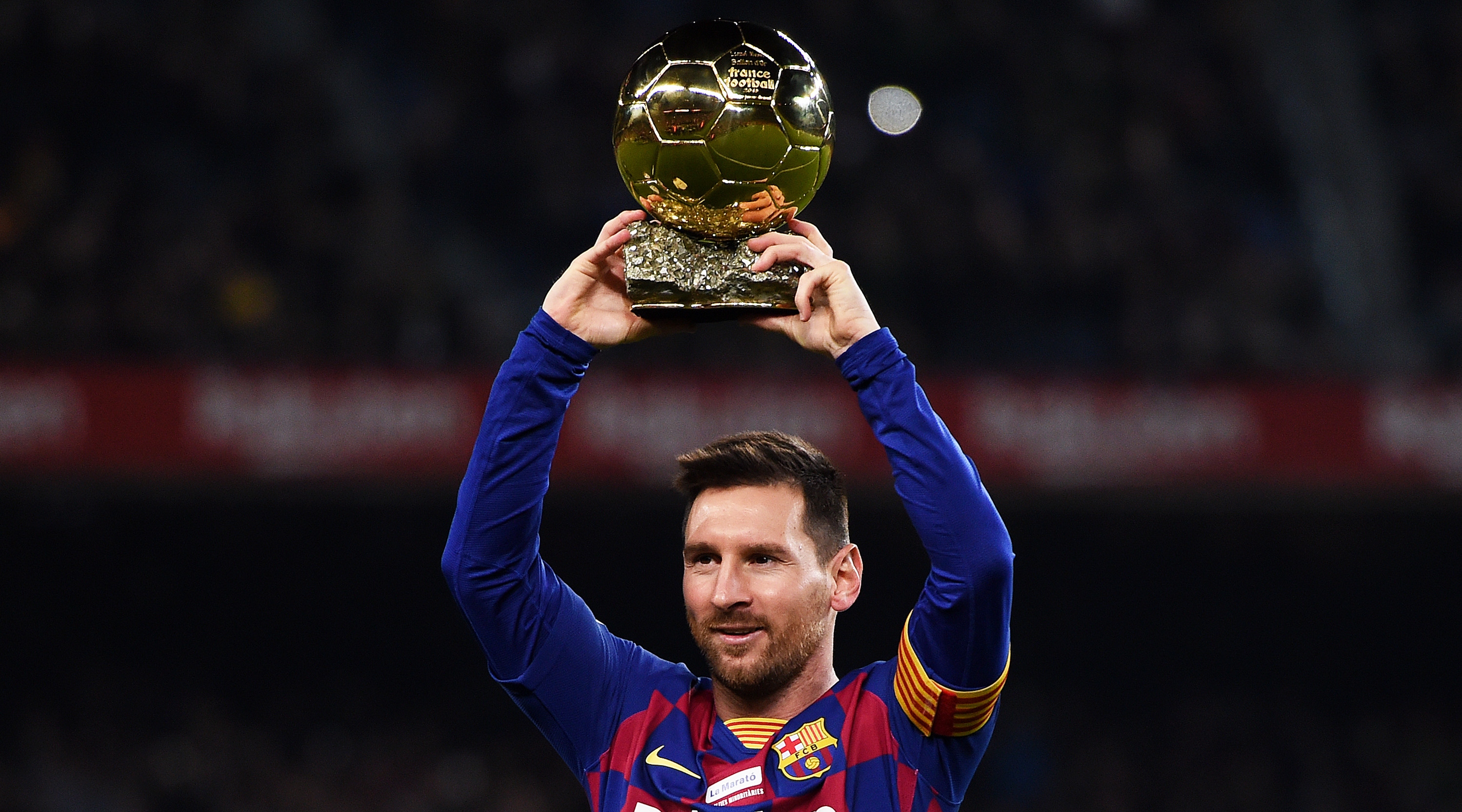 BARCELONE, ESPAGNE – 07 DÉCEMBRE : Lionel Messi du FC Barcelone brandit son sixième Ballon d'Or avant le match de La Liga entre le FC Barcelone et le RCD Majorque au Camp Nou le 07 décembre 2019 à Barcelone, Espagne.  (Photo par Alex Caparros/Getty Images)