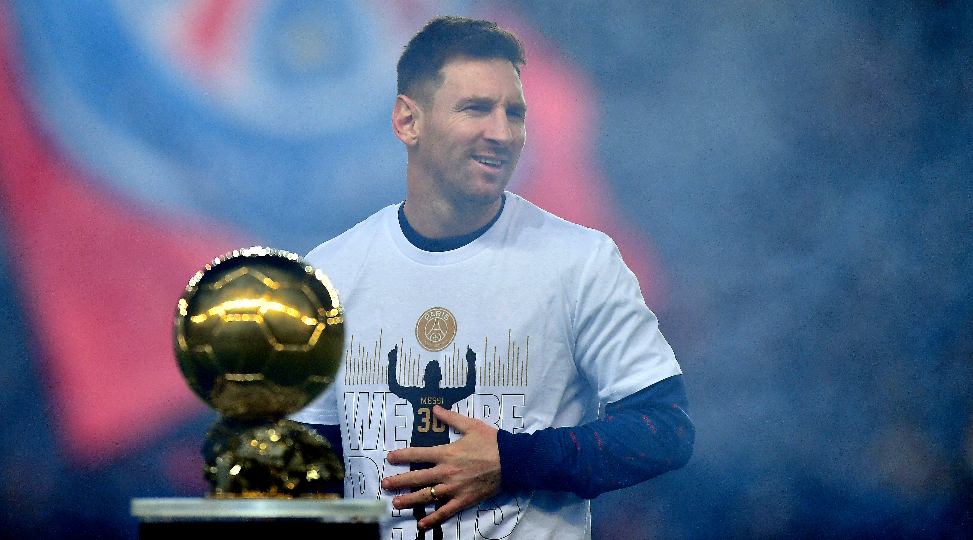 Lionel Messi du PSG avec le trophée Ballon d'Or, décembre 2021