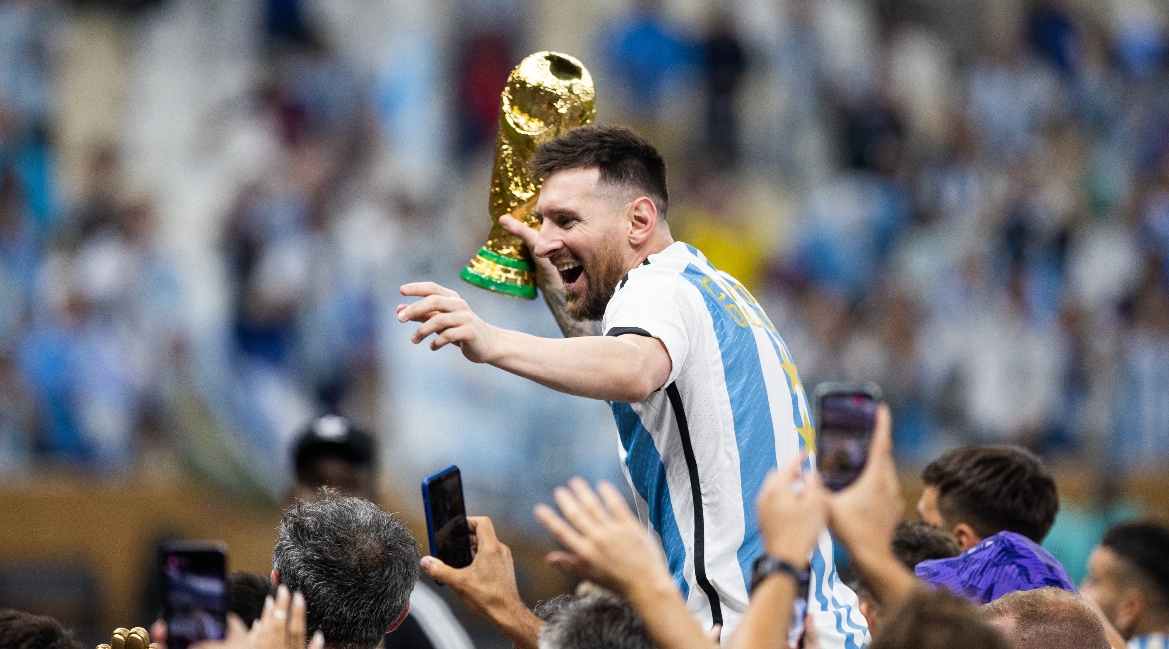 LUSAIL CITY, QATAR - DÉCEMBRE 18 : Lionel Messi d'Argentine célèbre avec le Trophée de la coupe du monde après le match final de la coupe du monde de la FIFA Qatar 2022 entre l'Argentine (3) et la France (3) (l'Argentine gagne 4-2 aux pénalités) au stade Lusail le 18 décembre 2022 à Lusail City, Qatar.  (Photo de Simon Bruty/Anychance/Getty Images)